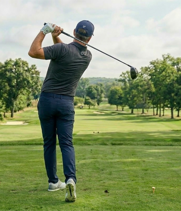 Golfer_swinging